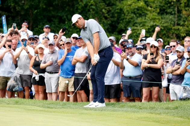 OLYMPIA FIELDS, IL - AUGUST 19: PGA, Golf Herren golfer Scottie Scheffler chips on the first hole during the third round of the BMW Championship Fed Ex Cup Playoffs on August 19th, 2023, at Olympia Fields Country Club in Olympia Fields, Illinois. (Photo by Brian Spurlock Icon Sportswire) GOLF: AUG 19 PGA - BMW Championship EDITORIAL USE ONLY Icon230819011