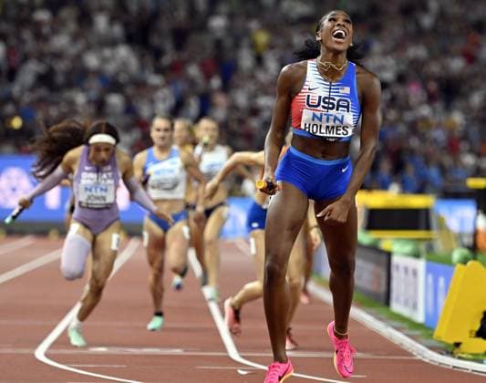 Bilder des Jahres 2023, Sport 08 August Sport Themen der Woche KW33 US Alexis Holmes celebrates after winning the 4x400m Mixed Relay final at the World Athletics Championships in Budapest, Hungary on Saturday 19 August 2023. The Worlds are taking place from 19 to 27 August 2023. ERICxLALMAND  x72267818x