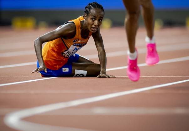 Bilder des Jahres 2023, Sport 08 August Sport Themen der Woche KW33 Sport Bilder des Tages BUDAPEST - Sifan Hassan after her fall in the 10,000 meters final on the first day of the World Athletics Championships. ANP ROBIN VAN LONKHUIJSEN Day 1 - World Athletics Championships Budapest 2023 2023 xVIxANPxSportx xxANPxIVx 475880927 originalFilename: 475880927.jpg