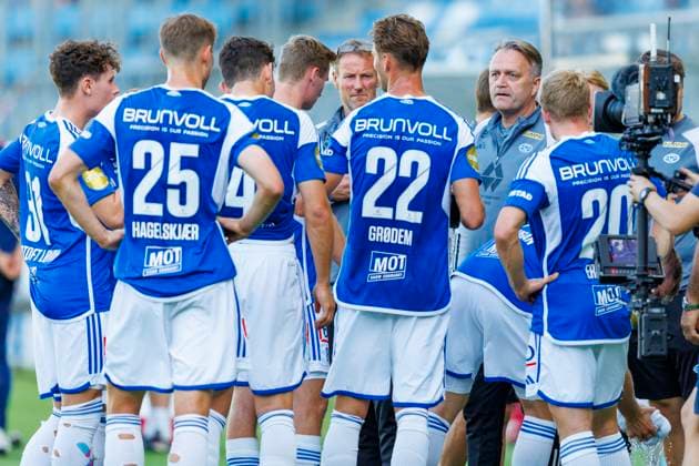 Eliteserien i fotball 2023: Molde - Valerenga (0-0) Molde 20230819. Moldes trener Erling Moe gir spillerne instrukser under eliteseriekampen i fotball mellom Molde og Valerenga pa Aker Stadion. Foto: Svein Ove Ekornesvag NTB Molde Norge EDITORIAL USE ONLY. RESTRICTED USE FOR BETTING COMPANIES Ref:_SPOzn7bpR44NEQ.jpg  Copyright: xSveinxOvexEkornesvagx xNTBx