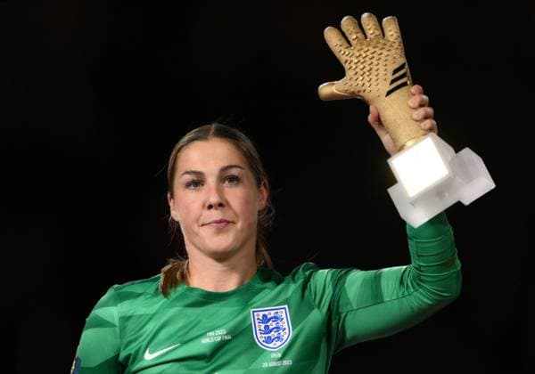 Sport Bilder des Tages Mandatory Credit: Photo by James Gourley Shutterstock (14058838ib) Mary Earps of England with the Golden Glove Award Spain Women v England Women, FIFA Women s World Cup, Final, Stadium Australia, Sydney, Australia - 20 Aug 2023 Spain Women v England Women, FIFA Women s World Cup, Final, Stadium Australia, Sydney, Australia - 20 Aug 2023 Copyright: xJamesxGourley Shutterstockx 14058838ib