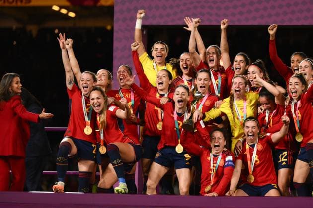 Mandatory Credit: Photo by James Gourley Shutterstock (14058838jg) Spain players celebrate after victory with Queen Letizia (far left) Spain Women v England Women, FIFA Women s World Cup, Final, Stadium Australia, Sydney, Australia - 20 Aug 2023 Spain Women v England Women, FIFA Women s World Cup, Final, Stadium Australia, Sydney, Australia - 20 Aug 2023  Copyright: xJamesxGourley Shutterstockx 14058838jg