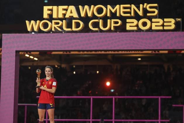 FIFA Women s World Cup 2023 Final Spain Women v England Women Aitana Bonmati 6 of Spain is given the Golden Ball award during the FIFA Women s World Cup 2023 Final match Spain Women vs England Women at Stadium Australia, Sydney, Australia, 20th August 2023 (Photo by Patrick Hoelscher News Images) Sydney Stadium Australia NSW Australia Copyright: xPatrickxHoelscher NewsxImagesx