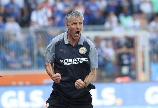 Head coach Jens Haertel Eintracht Braunschweig football, men, season 2023 2024, 2 BL, Eintracht stadium, Eintracht Braunschweig vs FC Schalke 04, 1 0 DFL REGULATIONS PROHIBIT ANY USE OF PHOTOGRAPHS AS IMAGE SEQUENCES AND OR QUASI VIDEO