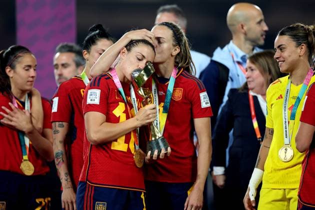 (230820) -- SYDNEY, Aug. 20, 2023 -- Spain s Jennifer Hermoso (Front L) kisses the trophy during the awarding ceremony of the 2023 FIFA Women s World Cup in Sydney, Australia, Aug. 20, 2023. ) (SP)AUSTRALIA-SYDNEY-2023 FIFA WOMEN S WORLD CUP-FINAL-ESP VS ENG DingxXu 