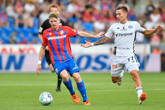 5. kolo prvni fotbalove ligy: Viktoria Plzen - Sigma Olomouc, 20. srpna 2023, Plzen. Zleva Pavel Sulc z Plzne a Jan Vodhanel z Olomouce. (CTKxPhoto MiroslavxChaloupka) CTKPhotoP2023082005441  CTKPhotoP2023082005441