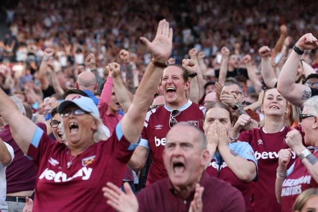 West Ham United gegen Chelsea 20. August 2023, London Premier League Fußball West Ham United gegen Chelsea West Ham Fans feiern Foto Jacques Feeney Abseits London UK  Copyright: xJacquesxFeeneyx xOffsidexOffside