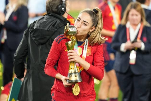 Sport Themen der Woche KW33 Sport Bilder des Tages Spain v England: Final - FIFA Women s World Cup Australia & New Zealand 2023 Olga Carmona of Spain kisses the FIFA Women s World Cup Trophy after the team s victory in the FIFA Women s World Cup Australia & New Zealand 2023 Final match between Spain and England at Australia Stadium on August 20, 2023 in Sydney, Australia. Sydney Australia  Copyright: xNorvikxAlaverdianx originalFilename:alaverdian-fifawome230820_npxFn.jpg