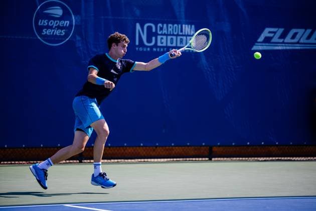 August 20, 2023: Juan Manuel Cerundolo returns against Roman Safiullin during the first round of the 2023 Winston-Salem Open at Wake Forest Tennis Complex in Wnston-Salem, NC. ( ) Wnston-Salem United States - ZUMAc04_ 20230820_zma_c04_352 Copyright: xScottxKinserx