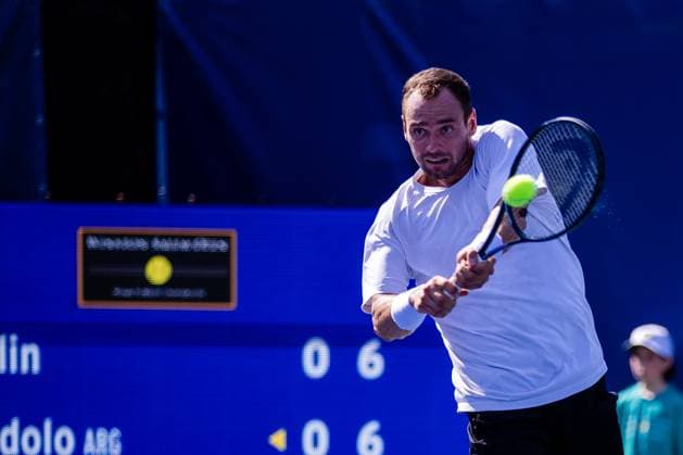 August 20, 2023: Roman Safiullin returns against Juan Manuel Cerundolo during the first round of the 2023 Winston-Salem Open at Wake Forest Tennis Complex in Wnston-Salem, NC. ( ) Wnston-Salem United States - ZUMAc04_ 20230820_zma_c04_358 Copyright: xScottxKinserx