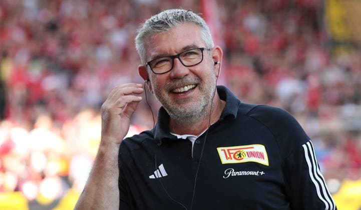 Sport Themen der Woche KW33 Sport Bilder des Tages Trainer Urs Fischer beim Interview lachend Aktion Oberkörper Fußball Fussball Bundesliga Herren DFL 1. Spieltag Saison 2023 2024 20.08.2023 1.FC Union Berlin FCU vs. 1.FSV Mainz 05 DFL regulations prohibit any use of photographs as image sequences and or quasi-video. *** Coach Urs Fischer laughing during interview action upper body sports football soccer Bundesliga men DFL 1 matchday season 2023 2024 20 08 2023 1 FC Union Berlin FCU vs 1 FSV Mainz 05 DFL regulations prohibit any use of photographs as image sequences and or quasi video