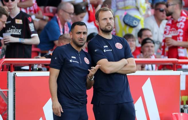 Co Trainer Babak Keyhanfar, Trainer Bo Svensson Aktion Oberkörper Fußball Fussball Bundesliga Herren DFL 1. Spieltag Saison 2023 2024 20.08.2023 1.FC Union Berlin FCU vs. 1.FSV Mainz 05 DFL regulations prohibit any use of photographs as image sequences and or quasi-video. *** Co coach Babak Keyhanfar, coach Bo Svensson action upper body sports soccer soccer Bundesliga men DFL 1 matchday season 2023 2024 20 08 2023 1 FC Union Berlin FCU vs 1 FSV Mainz 05 DFL regulations prohibit any use of photographs as image sequences and or quasi video
