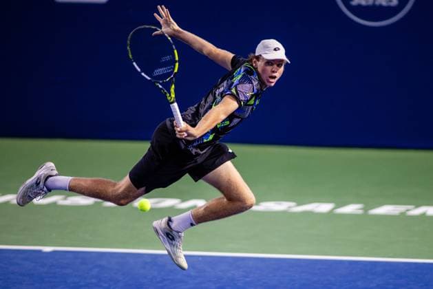 August 20, 2023: Alex Michelsen dives to return the ball during the first round of the 2023 Winston-Salem Open at Wake Forest Tennis Complex in Wnston-Salem, NC. ( ) Wnston-Salem United States - ZUMAc04_ 20230820_zma_c04_392 Copyright: xScottxKinserx