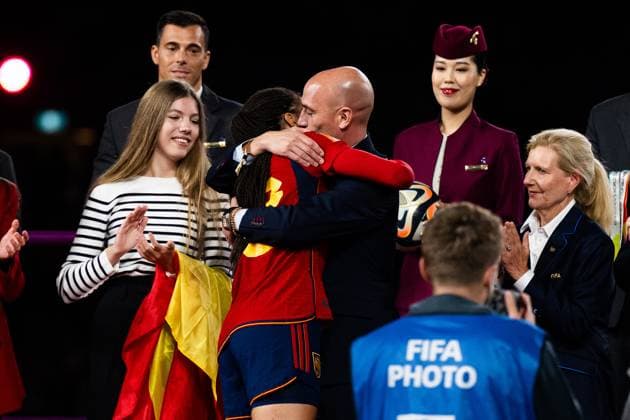230820 Luis Rubiales, President of the Spanish Football Association, hugs Salma Paralluelo of Spain after she received the FIFA Best Young Player Award during the medal ceremony after the FIFA Womens World Cup final between Spain and England on August 20, 2023 in Sydney Photo Mathias Bergeld BILDBYRAN code MB MB0706 football soccer football soccer soccer world cup world championship world cup fifa womens world cup final spain spain 32 dam bbeng football world cup women women  Copyright: MATHIASxBERGELD BB230820MB230