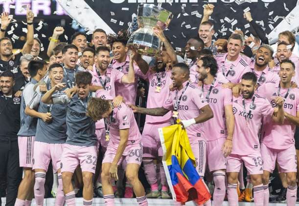 Bilder des Jahres 2023, Sport 08 August Inter Miami Win First Trophy - Nashville NO FILM, NO VIDEO, NO TV, NO DOCUMENTARY. Lionel Messi and Inter Miami teammates celebrate with the Leagues Cup after defeating Nashville SC in the final match of the tournament at GEODIS Park on Saturday, Aug. 19, 2023, in Nashville, TN, USA. Photo by Matias J. Ocner Miami Herald TNS ABACAPRESS.COM Nashville TN unknown  Copyright: xMiamixHerald TNS ABACAx 864563_001 MiamixHerald TNS ABACAx 864563_001