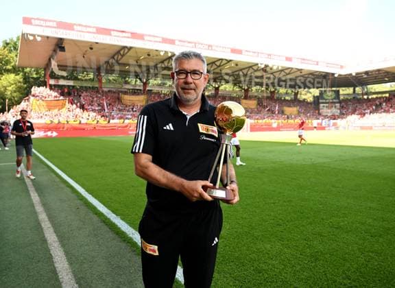 Football, men, season 2023 2024, 1 Bundesliga 1 matchday , 1 FC Union Berlin 1 FSV Mainz 05, honoring Urs Fischer 1 FC Union as coach of the year, Fischer had prevailed in the 64 election organized and conducted by the kicker among the members of the Association of German Sports Journalists VDS, coach Urs Fischer 1 FC Union with trophy, 20 08 2023, Copyright: xMatthiasxKochx