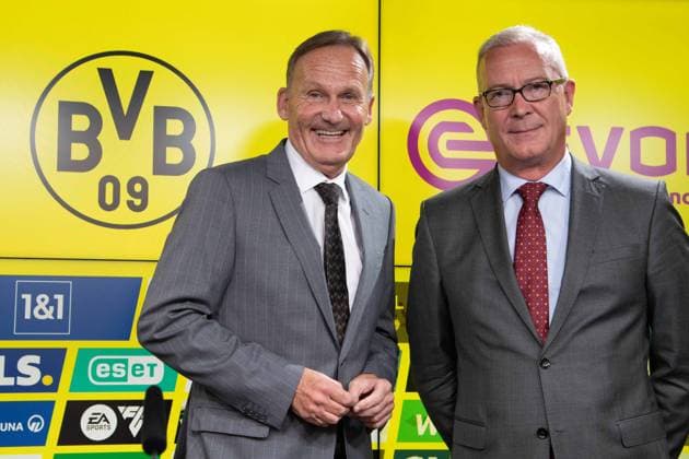 Sport Themen der Woche KW34 Sport Bilder des Tages Hans-Joachim WATZKE, links, (Vorsitzender der Geschaeftsfuehrung, CEO) und Thomas TRESS (Treß) (Finanzvorstand, CFO) Bilanzpressekonferenz der Borussia Dortmund GmbH & Co. KGaA, Signal Iduna Park, 21.08.2023 Ã‚Â *** Hans Joachim WATZKE, left, Chairman of the Executive Board, CEO and Thomas TRESS Treß Chief Financial Officer, CFO Annual press conference of Borussia Dortmund GmbH Co KGaA, Signal Iduna Park, 21 08 2023 ÃÂ