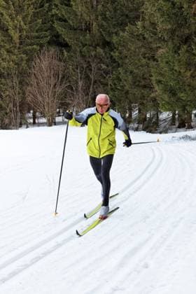 Senior beim Ski Langlauf im Winter Senior im Winter auf Schnee beim Langlauf mit Skiern (License=RM) 893790 ,model released, Symbolfoto Copyright: xZoonar.com ErwinxWodickax 893790 ,model released, Symbolfoto ,property released