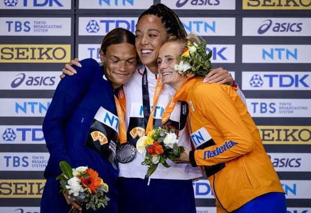BUDAPEST - Anouk Vetter with her bronze medal during the heptathlon medal ceremony on the third day of the World Athletics Championships. In the middle the winner Katarina Johnson-Thompson and on the left the number two Anna Hall. ANP ROBIN VAN LONKHUIJSEN Day 3 - World Athletics Championships Budapest 2023 2023 xVIxANPxSportx xxANPxIVx 476027567 originalFilename: 476027567.jpg