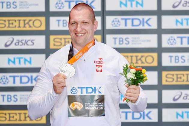Leichtathletik, WM in Budapest, Siegerehrung Hammerwerfen Männer 21.08.2023 BUDAPESZT WEGRY, NATIONAL ATHLETICS CENTRE ,MISTRZOSTWA SWIATA W LEKKIE ATLETYCE BUDAPESZT 2023 ( WORLD ATHLETICS CHAMPIONSHIPS BUDAPEST2023) DEKORACJA MEDLAOWA RZUT MLOTEM NZ. WOJCIECH NOWICKI FOTO RADOSLAW JOZWIAK CYFRASPORT NEWSPIX.PL --- Newspix.pl  LSD_0005
