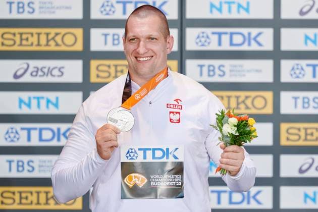 Leichtathletik, WM in Budapest, Siegerehrung Hammerwerfen Männer 21.08.2023 BUDAPESZT WEGRY, NATIONAL ATHLETICS CENTRE ,MISTRZOSTWA SWIATA W LEKKIE ATLETYCE BUDAPESZT 2023 ( WORLD ATHLETICS CHAMPIONSHIPS BUDAPEST2023) DEKORACJA MEDLAOWA RZUT MLOTEM NZ. WOJCIECH NOWICKI FOTO RADOSLAW JOZWIAK CYFRASPORT NEWSPIX.PL --- Newspix.pl  LSD_0013
