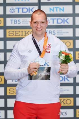 Leichtathletik, WM in Budapest, Siegerehrung Hammerwerfen Männer 21.08.2023 BUDAPESZT WEGRY, NATIONAL ATHLETICS CENTRE ,MISTRZOSTWA SWIATA W LEKKIE ATLETYCE BUDAPESZT 2023 ( WORLD ATHLETICS CHAMPIONSHIPS BUDAPEST2023) DEKORACJA MEDLAOWA RZUT MLOTEM NZ. WOJCIECH NOWICKI FOTO RADOSLAW JOZWIAK CYFRASPORT NEWSPIX.PL --- Newspix.pl  LSD_0040
