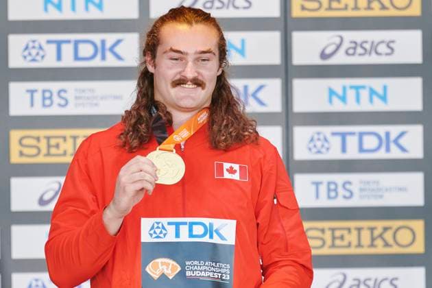 Leichtathletik, WM in Budapest, Siegerehrung Hammerwerfen Männer 21.08.2023 BUDAPESZT WEGRY, NATIONAL ATHLETICS CENTRE ,MISTRZOSTWA SWIATA W LEKKIE ATLETYCE BUDAPESZT 2023 ( WORLD ATHLETICS CHAMPIONSHIPS BUDAPEST2023) DEKORACJA MEDLAOWA RZUT MLOTEM NZ. ETHAN KATZBERG FOTO RADOSLAW JOZWIAK CYFRASPORT NEWSPIX.PL --- Newspix.pl  LSD_0086