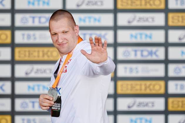 Leichtathletik, WM in Budapest, Siegerehrung Hammerwerfen Männer 21.08.2023 BUDAPESZT WEGRY, NATIONAL ATHLETICS CENTRE ,MISTRZOSTWA SWIATA W LEKKIE ATLETYCE BUDAPESZT 2023 ( WORLD ATHLETICS CHAMPIONSHIPS BUDAPEST2023) DEKORACJA MEDLAOWA RZUT MLOTEM NZ. WOJCIECH NOWICKI FOTO RADOSLAW JOZWIAK CYFRASPORT NEWSPIX.PL --- Newspix.pl  LSD_0336