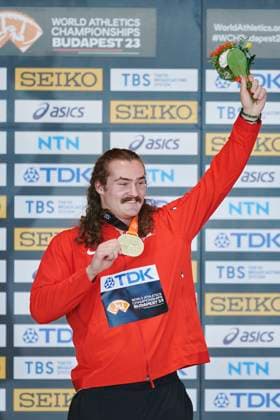 Leichtathletik, WM in Budapest, Siegerehrung Hammerwerfen Männer 21.08.2023 BUDAPESZT WEGRY, NATIONAL ATHLETICS CENTRE ,MISTRZOSTWA SWIATA W LEKKIE ATLETYCE BUDAPESZT 2023 ( WORLD ATHLETICS CHAMPIONSHIPS BUDAPEST2023) DEKORACJA MEDLAOWA RZUT MLOTEM NZ. ETHAN KATZBERG FOTO RADOSLAW JOZWIAK CYFRASPORT NEWSPIX.PL --- Newspix.pl  LSD_0400