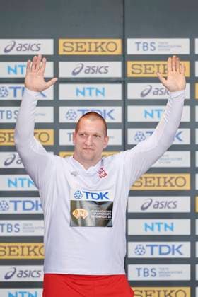 Leichtathletik, WM in Budapest, Siegerehrung Hammerwerfen Männer 21.08.2023 BUDAPESZT WEGRY, NATIONAL ATHLETICS CENTRE ,MISTRZOSTWA SWIATA W LEKKIE ATLETYCE BUDAPESZT 2023 ( WORLD ATHLETICS CHAMPIONSHIPS BUDAPEST2023) DEKORACJA MEDLAOWA RZUT MLOTEM NZ. WOJCIECH NOWICKI FOTO RADOSLAW JOZWIAK CYFRASPORT NEWSPIX.PL --- Newspix.pl  LSD_9905