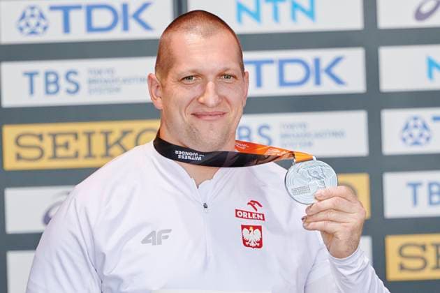 Leichtathletik, WM in Budapest, Siegerehrung Hammerwerfen Männer 21.08.2023 BUDAPESZT WEGRY, NATIONAL ATHLETICS CENTRE ,MISTRZOSTWA SWIATA W LEKKIE ATLETYCE BUDAPESZT 2023 ( WORLD ATHLETICS CHAMPIONSHIPS BUDAPEST2023) DEKORACJA MEDLAOWA RZUT MLOTEM NZ. WOJCIECH NOWICKI FOTO RADOSLAW JOZWIAK CYFRASPORT NEWSPIX.PL --- Newspix.pl  LSD_9958