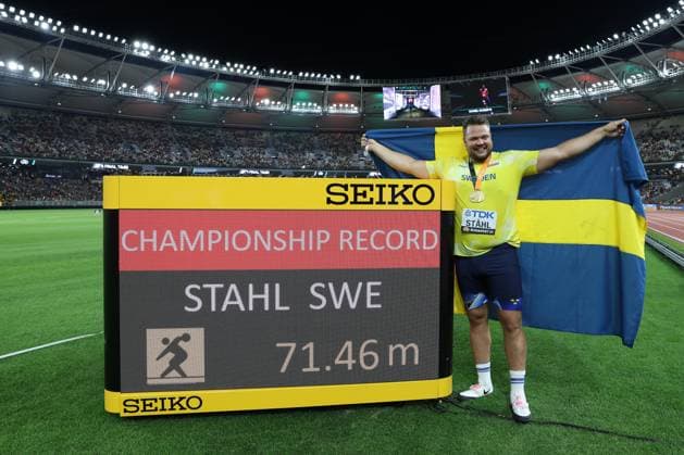 Sport Themen der Woche KW34 Sport Bilder des Tages (230822) -- BUDAPEST, Aug. 22, 2023 -- Daniel Stahl of Sweden poses with the scoreboard after the Men s Discus Throw final of the World Athletics Championships Budapest 2023 in Budapest, Hungary, Aug. 21, 2023. ) (SP)HUNGARY-BUDAPEST-ATHLETICS-WORLD CHAMPIONSHIPS-DAY 3 LixMing 