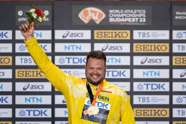 230822 Daniel Stahl of Sweden celebrates with his gold medal at the medal ceremony during day 4 of the 2023 World Athletics Championships on August 22, 2023 in Budapest Photo Joel Marklund BILDBYRAN kod JM JM0520 bbeng friidrott athletics friidrett 2023 world athletics championships world athletics championships budapest23 friidrotts vm friidretts vm vm jubel  Copyright: JOELxMARKLUND BB230822JM001