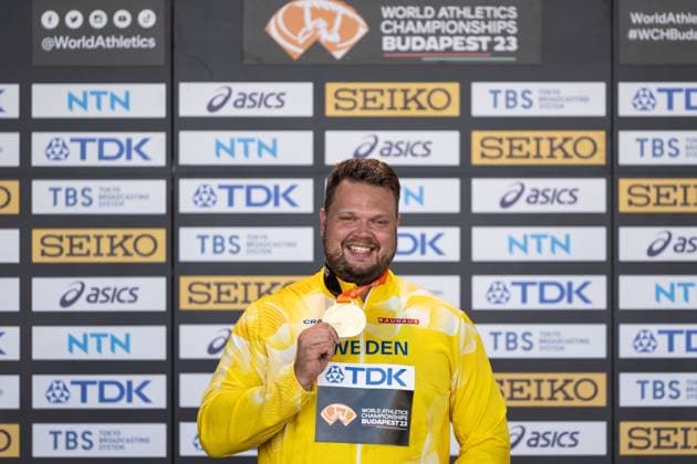 230822 Daniel Stahl of Sweden celebrates with his gold medal at the medal ceremony during day 4 of the 2023 World Athletics Championships on August 22, 2023 in Budapest Photo Joel Marklund BILDBYRAN kod JM JM0520 bbeng friidrott athletics friidrett 2023 world athletics championships world athletics championships budapest23 friidrotts vm friidretts vm vm jubel  Copyright: JOELxMARKLUND BB230822JM002