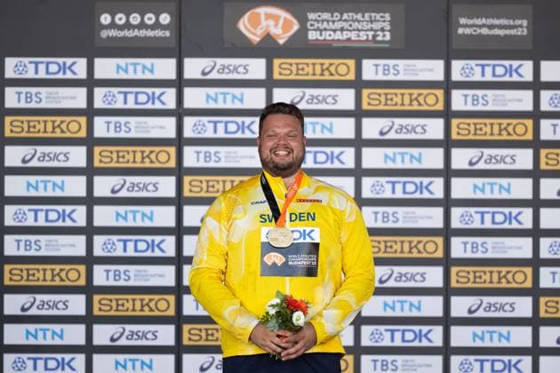 230822 Daniel Stahl of Sweden and his gold medal at the medal ceremony after men?s discus throw during day 4 of the 2023 World Athletics Championships on August 22, 2023 in Budapest Photo Joel Marklund BILDBYRAN kod JM JM0520 bbeng friidrott athletics friidrett 2023 world athletics championships world athletics championships budapest23 friidrotts vm friidretts vm vm  Copyright: JOELxMARKLUND BB230822JM004