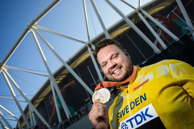 230822 Daniel Stahl of Sweden poses with his gold medal for men?s discus throw during day 4 of the 2023 World Athletics Championships on August 22, 2023 in Budapest Photo Joel Marklund BILDBYRAN kod JM JM0520 bbeng friidrott athletics friidrett 2023 world athletics championships world athletics championships budapest23 friidrotts vm friidretts vm vm vm Sverige VM guld guld  Copyright: JOELxMARKLUND BB230822JM007
