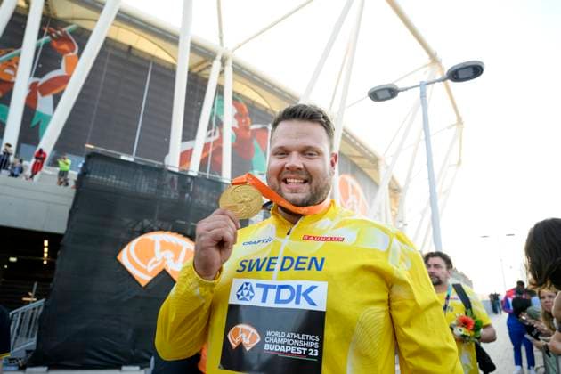 BUDAPEST 20230822 Daniel Stahl receives his gold medal from the discus final at the World Athletics Championships in Budapest BUDAPEST HUNGARY Athletics x10070x  Copyright: xJessicaxGow TTx FRIIDROTTS-VM 2023