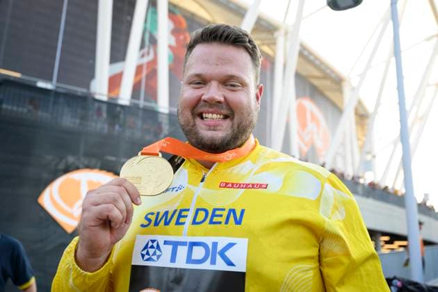 BUDAPEST 20230822 Daniel Stahl receives his gold medal from the discus final at the World Athletics Championships in Budapest BUDAPEST HUNGARY Athletics x10070x  Copyright: xJessicaxGow TTx FRIIDROTTS-VM 2023