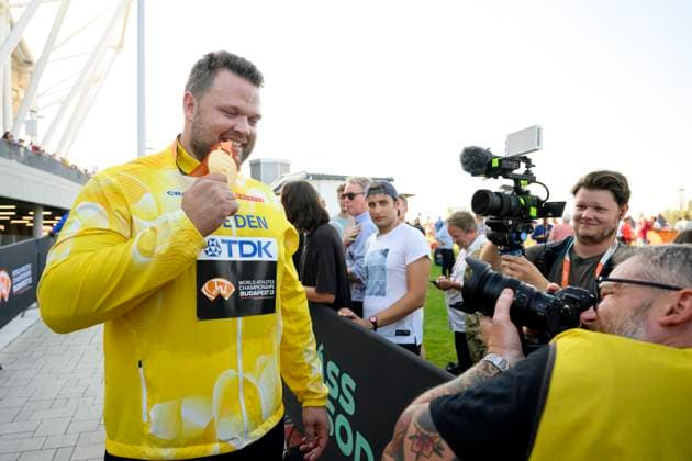 BUDAPEST 20230822 Daniel Stahl receives his gold medal from the discus final at the World Athletics Championships in Budapest BUDAPEST HUNGARY Athletics x10070x  Copyright: xJessicaxGow TTx FRIIDROTTS-VM 2023