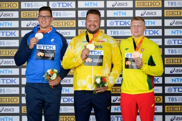 BUDAPEST 20230822 Daniel Stahl receives his gold medal from the discus final at the World Athletics Championships in Budapest BUDAPEST HUNGARY Athletics x10070x  Copyright: xJessicaxGow TTx FRIIDROTTS-VM 2023