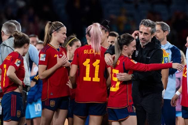 Eva Navarro Spain, 15 hugs Jorge Vilda Spain, coach , next to her Alexia Putellas Spain, 11 , Irene Paredes Spain, 04 , AUS, Spain vs England, FIFA Womens World Cup Australia 2023, final, 20 08 2023 AUS, Spain vs England, FIFA Womens World Cup Australia 2023, final, 20 08 2023 Sydney Copyright: xEibner-Pressefoto Memmlerx EP_MMR