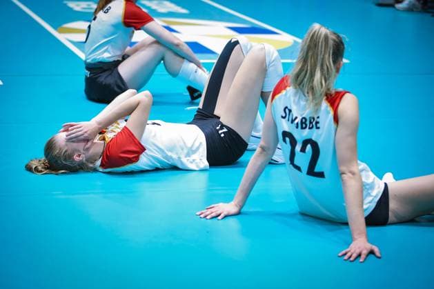 Sport Themen der Woche KW34 Sport Bilder des Tages 22.08.2023, CEV EuroVolley 2023, Volleyball-Europameisterschaften der Frauen, Gruppenphase Gruppe C, Tag6, CASTELLO Düsseldorf: Deutschland vs. Tschechien. Enttäuschte Gesichter beim deutschen Team nach der Niederlage. Camilla WEITZEL (GER) liegt enttäuscht auf dem Boden und hällt sich die Hände vor das Gesicht. Nordrhein-Westfalen Deutschland *** 22 08 2023, CEV EuroVolley 2023, European Womens Volleyball Championships, Group Stage Group C, Day6, CASTELLO Dusseldorf Germany vs Czech Republic Disappointed faces on German team after defeat Camilla WEITZEL GER lies on the floor disappointed and holds her hands in front of her face North Rhine Westphalia Germany