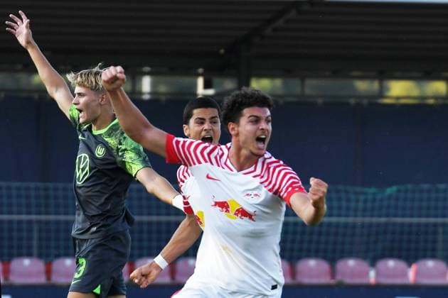 Soccer A Junioren Bundesliga Nord Nordost, season 2023 2024, 3 matchday, RasenBallsport Leipzig U19 vs VfL Wolfsburg U19 23 08 2023 Goal for RB Leipzig U19 at the match RBL U19 vs Wolfsburg U19 23 08 2023 Aris Bayindir Central midfield RB Leipzig U19, Rueckennummer 17 re scores to 1 0 and cheers Christian Oestergaard central defender li porotests against the goal Leipzig Saxony Germany RB Trainingszentrum am Cottaweg, Rasenplatz 1