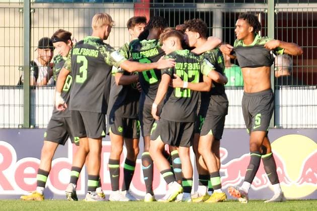 Soccer A Junioren Bundesliga Nord Nordost, Saison 2023 2024, 3 Spieltag, RasenBallsport Leipzig U19 vs VfL Wolfsburg U19 23 08 2023 Goal for VfL Wolfsburg U19 during the match RBL U19 vs Wolfsburg U19 23 08 2023 Jonathan Akaegbobi Mittelstuermer Wolfsburg U19, Rueckennummer 24 Mitte verdeckt scores to 1 1 and cheers with Tamkollegen, including Christian Oestergaard center back, Jesse Costa central midfielder Wolfsburg U19, back number 8 , Kevin Lebersorger right back Wolfsburg U19, back number 27 , David Odogu center back Wolfsburg U19, back number 5 v l n r Leipzig Saxony Germany RB Trainingszentrum am Cottaweg, Rasenplatz 1