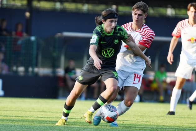 Soccer A Junioren Bundesliga Nord Nordost, Season 2023 2024, 3 Matchday, RasenBallsport Leipzig U19 vs VfL Wolfsburg U19 23 08 2023 Duel for the ball between Bennit Broeger Offensive midfield Wolfsburg U19, back number 10 left and Anton Bulland Left midfield RB Leipzig U19, back number 14 right during the match RBL U19 vs Wolfsburg U19 23 08 2023 Leipzig Saxony Germany RB Trainingszentrum am Cottaweg, Rasenplatz 1