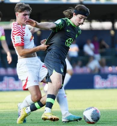 Soccer A Junioren Bundesliga Nord Nordost, Saison 2023 2024, 3 Spieltag, RasenBallsport Leipzig U19 vs VfL Wolfsburg U19 23 08 2023 Duel for the ball between Bennit Broeger Bröger Offensive midfield Wolfsburg U19, Rueckennummer 10 li and Anton Bulland Left midfield RB Leipzig U19, Rueckennummer 14 re during the match RBL U19 vs Wolfsburg U19 23 08 2023 Leipzig Saxony Germany RB Trainingszentrum am Cottaweg, Rasenplatz 1