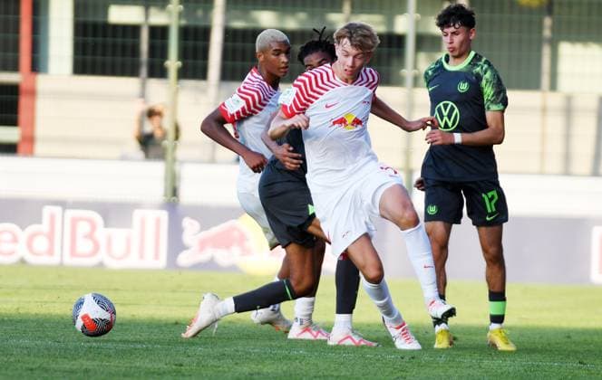 Soccer A Junior Bundesliga Nord Nordost, season 2023 2024, 3 matchday, RasenBallsport Leipzig U19 vs VfL Wolfsburg U19 23 08 2023 Duel for the ball between Jonathan Vonheim Norbye center back RB Leipzig U19, back number 4 center and Elijas Aslanidis attacking midfield Wolfsburg U19, back number 17 right during the match RBL U19 vs Wolfsburg U19 23 08 2023 Leipzig Saxony Germany RB Trainingszentrum am Cottaweg, Rasenplatz 1