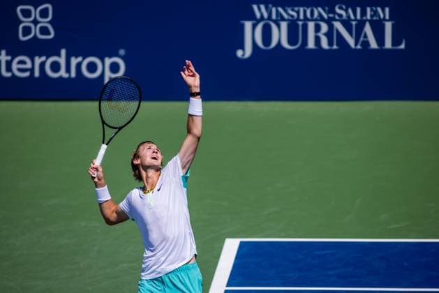 August 23, 2023: Sebastian Korda serves during the third round of the 2023 Winston-Salem Open at Wake Forest Tennis Complex in Wnston-Salem, NC. ( ) Wnston-Salem United States - ZUMAc04_ 20230823_zma_c04_016 Copyright: xScottxKinserx