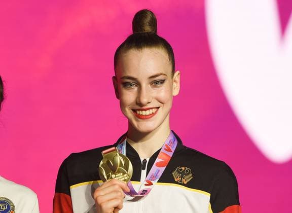 Sport Themen der Woche KW34 Sport Bilder des Tages 23.08.2023, xhbx, Turnen Rhythmische Sportgymnastik, 40th FIG Weltmeisterschaft emspor, v.l. Darja Varfolomeev (Deutschland, Germany) Siegehrung Gold (DFL DFB REGULATIONS PROHIBIT ANY USE OF PHOTOGRAPHS as IMAGE SEQUENCES and or QUASI-VIDEO) Valencia *** 23 08 2023, xhbx, gymnastics rhythmic gymnastics, 40th FIG World Championship emspor, v l Darja Varfolomeev Germany, Germany victory ceremony gold DFL DFB REGULATIONS PROHIBIT ANY USE OF PHOTOGRAPHS as IMAGE SEQUENCES and or QUASI VIDEO Valencia