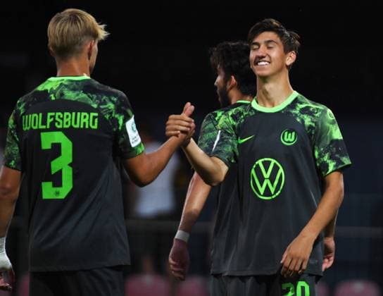 Soccer A Junioren Bundesliga Nord Nordost, Season 2023 2024, Matchday 3, RasenBallsport Leipzig U19 vs VfL Wolfsburg U19 23 08 2023 1 2 1 1 Cheering after the final whistle for the 2 1 away win at Eryk Grzywacz Defensive midfield Wolfsburg U19, back number 20 right and Christian Oestergaard center back Wolfsburg, back number 3 left in the match RBL U19 vs Wolfsburg U19 23 08 2023 Leipzig Saxony Germany RB Trainingszentrum am Cottaweg, Rasenplatz 1